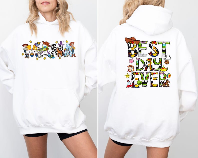 Puede incluir: Sudadera con capucha blanca con tem&aacute;tica de Toy Story. La parte delantera presenta la palabra "Mama" con personajes de Toy Story. La parte trasera presenta el texto "Best Day Ever" con personajes de Toy Story.