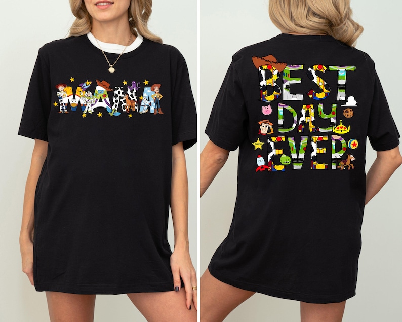 Puede incluir: Camiseta negra con un gr&aacute;fico de personajes de Toy Story que deletrean "MAMA" en la parte delantera y "BEST DAY EVER" en la parte trasera.