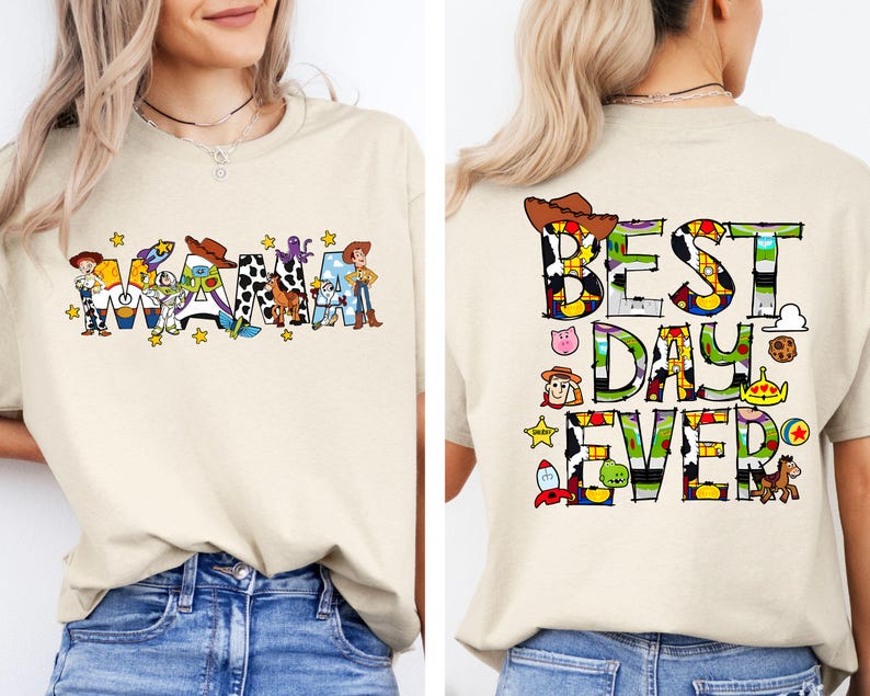 Puede incluir: Dos camisetas beige con tem&aacute;tica de Toy Story. La parte delantera de una camiseta dice "Mama" con personajes de dibujos animados de la pel&iacute;cula. La parte trasera de la otra camiseta dice "Best Day Ever" con personajes de dibujos animados de la pel&iacute;cula.