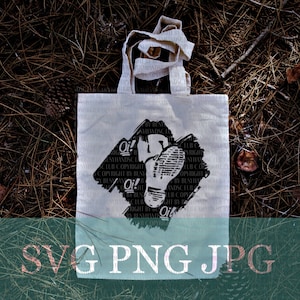 Peut inclure: Un sac fourre-tout en toile de couleur crème avec un motif noir d'empreinte de botte et le mot "Oi!". Le sac a une texture naturelle et une anse assortie. Le fond est un lit d'aiguilles de pin.