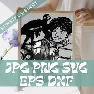 Puede incluir: Impresión artística enmarcada en blanco y negro que representa a un niño sonriente con un mono en el hombro. La impresión tiene el texto "KUNSTKOMBINAT" y "JPG PNG SVG EPS DXF" en blanco. La obra de arte está sostenida por una persona.