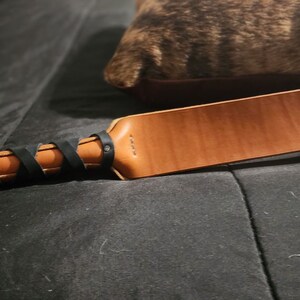 Paddel aus Leder mit starrem Griff