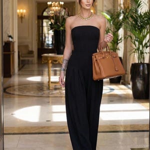 Macacão preto elegante e formal, alternativa ao macacão palazzo sob medida.