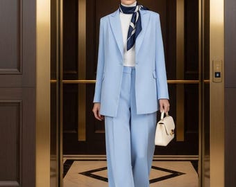 Abiti da donna blu: eleganti pantaloni a gamba larga e blazer
