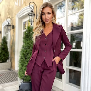 Trajes de tres piezas para mujer en color burdeos, traje de fiesta para mujer, chaqueta, chaleco y pantalón.