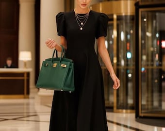 Vestido de coquetel preto com mangas bufantes — Vestido midi elegante para a noite