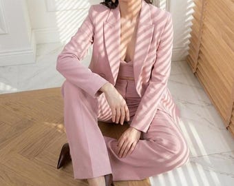 Traje de tres piezas para mujer en crepé color empolvado: chaqueta cruzada, pantalón de pierna ancha y top tipo bustie.