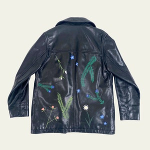 Veste en cuir recyclée peinte à la main avec un design original « Garden Party »
