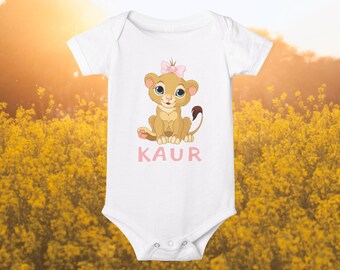 KAUR Baby Body - Punjabi Babybody | Sikh Kleinkind Outfit | Löwin Jungtier | Sikh Baby Geschenk | Kesari Babykleidung | Vaisakhi Gabe