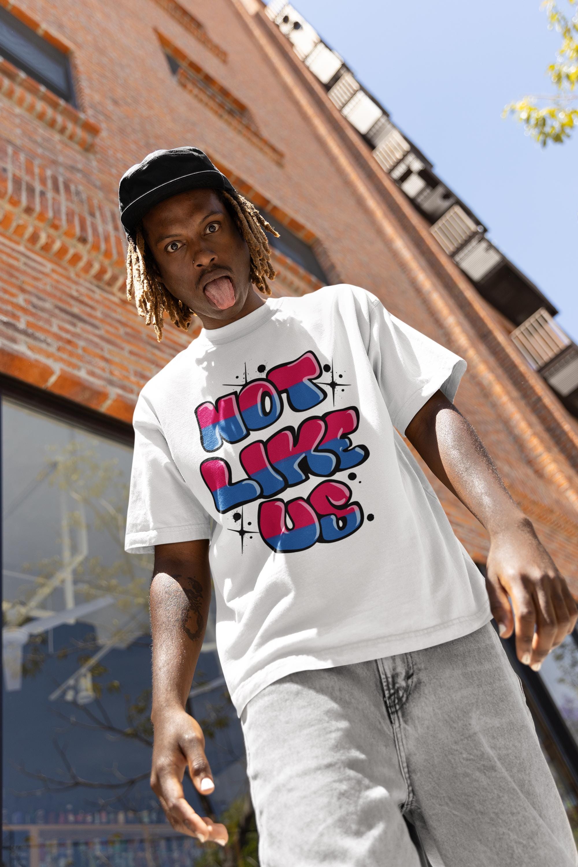 NOT LIKE US Tシャツ - ケンドリック・ラマー公式ミュージックビデオ