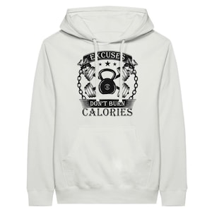 Op de afbeelding: Witte hoodie met een zwarte afbeelding van een kettlebell met dumbbells en de tekst "Excuses Don't Burn Calories".