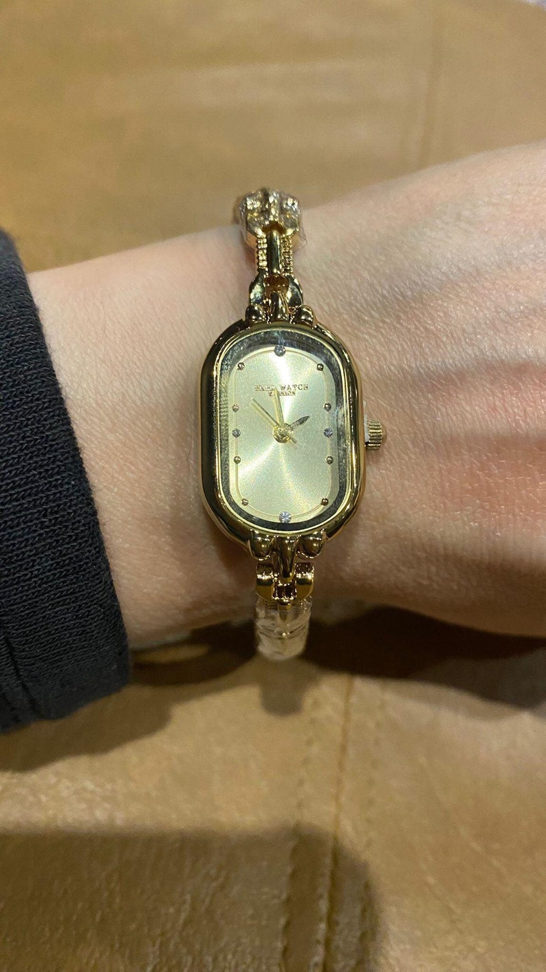 Montre vintage minimaliste pour femme en or, petite montre délicate, montre pour femme, cadeau pour elle, boucle réglable, boucle durable, usage quotidien image 3