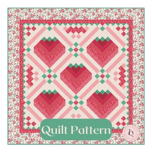 Peut inclure: Un modèle de courtepointe carré présentant un motif répétitif de fraises dans des tons de rouge et de rose, sur un fond crème avec des accents verts. La bordure affiche un imprimé floral et le texte Quilt Pattern est centré en bas.