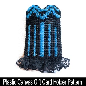 Peut inclure: Un porte-carte cadeau en canevas plastique noir et bleu avec une structure tissée, des accents de ruban bleu verticaux, un bord supérieur festonné et une bordure en dentelle noire à la base. Le texte Plastic Canvas Gift Card Holder Pattern est visible.