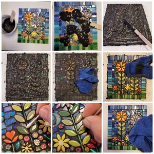 K&ouml;nnte beinhalten: Nahaufnahme eines Mosaik-Kunstprojekts in Arbeit. Das Mosaik besteht aus kleinen, bunten Fliesen und zeigt ein Blumenmuster. Der K&uuml;nstler verwendet einen Wattest&auml;bchen, um Fugenm&ouml;rtel auf das Mosaik aufzutragen.