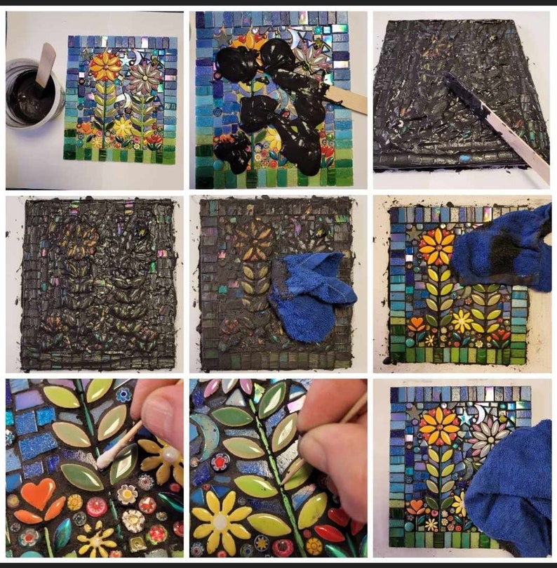 K&ouml;nnte beinhalten: Nahaufnahme eines Mosaik-Kunstprojekts in Arbeit. Das Mosaik besteht aus kleinen, bunten Fliesen und zeigt ein Blumenmuster. Der K&uuml;nstler verwendet einen Wattest&auml;bchen, um Fugenm&ouml;rtel auf das Mosaik aufzutragen.