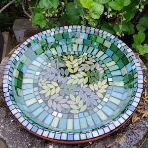 Woodland birdbath mosaic kit. Suitable for beginners. No cutting required.