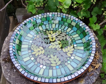 Woodland birdbath mosaic kit. Suitable for beginners. No cutting required.
