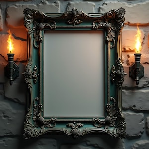 Puede incluir: Un marco de fotos adornado en verde azulado y dorado con intrincados detalles florales. Dos apliques de pared con velas encendidas flanquean el marco, sobre una pared de piedra texturizada. El interior del marco es de color claro y neutro.