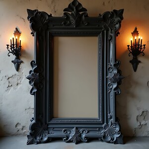 Puede incluir: Un marco de imagen grande, negro y adornado con un dise&ntilde;o decorativo. El marco tiene una abertura rectangular con una superficie blanca en blanco en el interior. Dos candelabros negros con velas encendidas est&aacute;n a cada lado del marco.