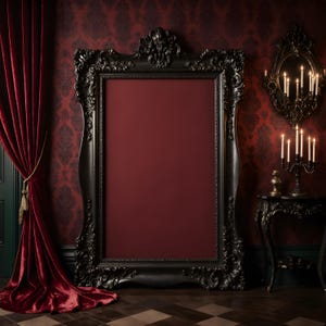 Op de afbeelding: Een grote, sierlijke zwart omlijste spiegel met een bordeauxrood interieur staat tegen een rood patroonmuur. Een bijpassend zwart bijzettafeltje houdt een kandelaar vast. Een rood fluwelen gordijn hangt aan de linkerkant, wat een gotische of Victoriaanse esthetiek creëert.