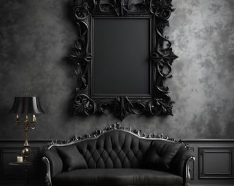 Pode incluir: Um sofá preto de veludo capitoné com pernas prateadas ornamentadas fica em frente a uma parede cinza escura com uma grande moldura preta adornada.