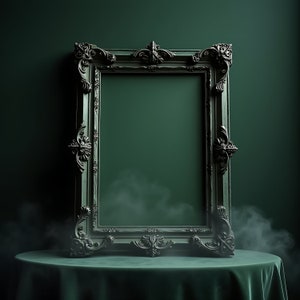 Puede incluir: Un marco de fotos de color verde oscuro adornado con un acabado negro y dorado se encuentra sobre una mesa de terciopelo verde oscuro. El marco est&aacute; vac&iacute;o y el fondo es una pared verde oscuro con un efecto de humo.