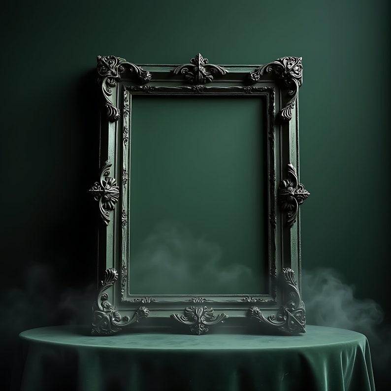 Puede incluir: Un marco de fotos de color verde oscuro adornado con un acabado negro y dorado se encuentra sobre una mesa de terciopelo verde oscuro. El marco est&aacute; vac&iacute;o y el fondo es una pared verde oscuro con un efecto de humo.