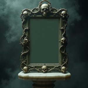 Puede incluir: Un marco de espejo de estilo antiguo adornado con un acabado verde oscuro. El marco est&aacute; decorado con calaveras y enredaderas. El espejo est&aacute; vac&iacute;o y listo para reflejar.