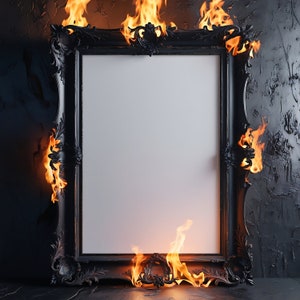 Op de afbeelding: Een zwart, versierd fotolijst met een witte achtergrond wordt door vlammen verzwolgen. De lijst is versierd met ingewikkelde houtsnijwerk en heeft een verweerde uitstraling. De vlammen likken aan de randen van de lijst en creëren een dramatisch en vurig effect.