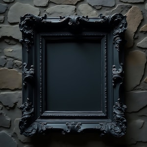 K&ouml;nnte beinhalten: Ein schwarzer, verzierter Bilderrahmen mit aufwendigen Details. Der Rahmen ist quadratisch und leer, vor einer strukturierten Steinmauer. Das Design des Rahmens weist kunstvolle Schn&ouml;rkel und Kurven auf, die eine klassische, Vintage-&Auml;sthetik erzeugen.