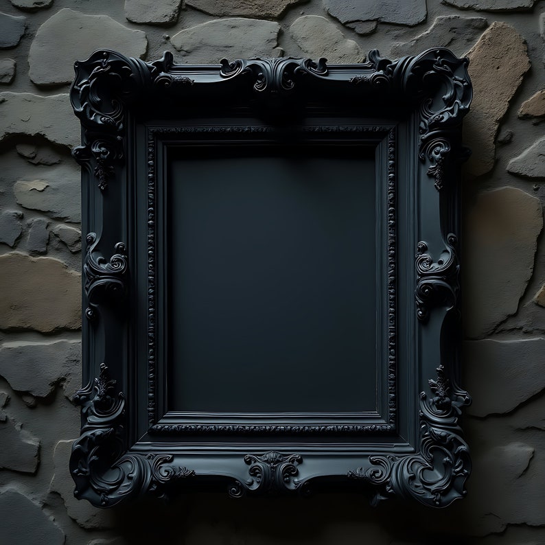 K&ouml;nnte beinhalten: Ein schwarzer, verzierter Bilderrahmen mit aufwendigen Details. Der Rahmen ist quadratisch und leer, vor einer strukturierten Steinmauer. Das Design des Rahmens weist kunstvolle Schn&ouml;rkel und Kurven auf, die eine klassische, Vintage-&Auml;sthetik erzeugen.