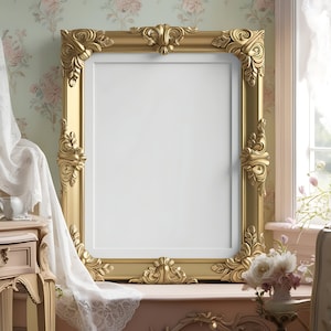 Op de afbeelding: Een groot, versierd gouden fotolijst met ingewikkelde houtsnijwerk. De lijst is leeg en klaar voor een foto of kunstwerk.