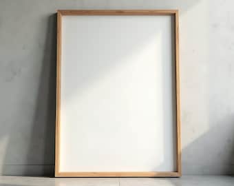 Op de afbeelding: Een groot, rechthoekig, houten fotolijst met een witte achtergrond. De lijst staat op een grijze betonnen vloer.