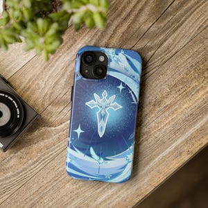 Op de afbeelding: Een blauwe en witte telefoonhoes met een gestileerd zwaardontwerp en een wervelend patroon. De hoes heeft een camera-uitsparing en een transparante achtergrond.