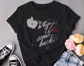 Puede incluir: Camiseta negra con un diseño gráfico de una manzana roja con una estrella en su interior y el texto "When you come back" en blanco.