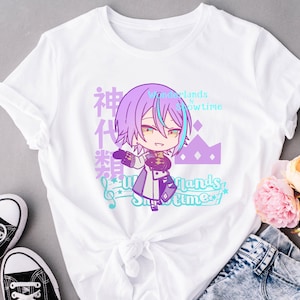 Könnte beinhalten: Weißes T-Shirt mit einer Cartoonfigur mit lila Haaren und einem lila-weißen Outfit. Das Shirt hat japanischen Text und die Worte "Wonderlands x Showtime" in einer stilisierten Schriftart. Schwarze Leinenschuhe und eine Jeans sind sichtbar.