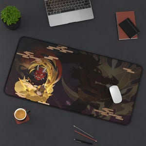 Peut inclure: Un tapis de souris noir et or avec un design d'inspiration japonaise mettant en scène un démon rouge et une figure vêtue d'un costume noir et rouge. Le design comprend des nuages et d'autres éléments traditionnels japonais.