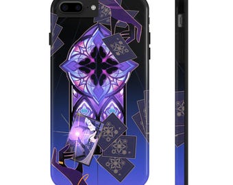 Pode incluir: Uma capa de telefone com um design de vitral roxo e azul e cartas de jogar. As cartas caem do topo da capa e uma mão se estende para pegá-las.