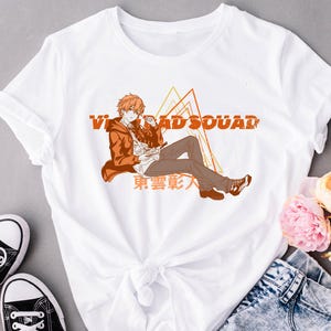 Könnte beinhalten: Weißes T-Shirt mit einer orangefarbenen und braunen Illustration einer Person mit orangefarbenem Haar. Der Text "Virtual Squad" ist in Orange und Braun über der Illustration gedruckt. Der Text "界需要" ist in Schwarz unter der Illustration gedruckt.