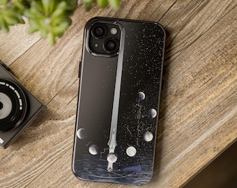 Funda resistente para teléfono con el símbolo de la fase lunar de Xavier Lumiere Love and Deepspace. Texto gráfico sutil. Estilo minimalista vintage. Juego otome para hombres. Personalizable.