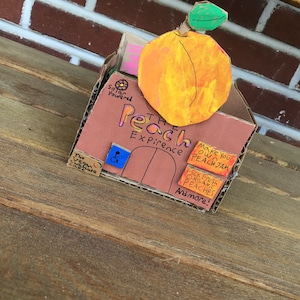 Miniaturowy model z tektury nadający się do recyklingu, przedstawiający farmę/sklep z brzoskwiniami „Peach Expirence”