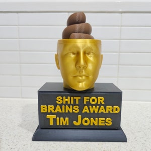 Trofeo del premio a la novedad "Mierda por cerebros"