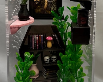 Terrario gótico con forma de seta y araña saltarina: acogedor y espeluznante terrario con decoración en miniatura de temática de terror.