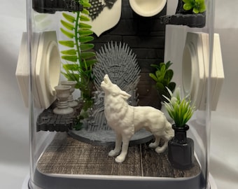 Decoración hecha a mano para hábitat de arañas de fantasía medieval con lobo blanco