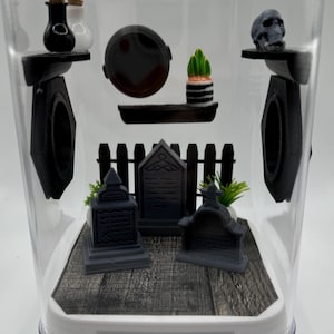 Spöklikt hoppspindelhus till kyrkogård 2.0 - Akrylterrarium | Dekorerat terrarium | Läskig dekoration