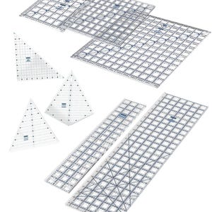 Puede incluir: Un conjunto de reglas y plantillas de acolchado de acrílico transparente. El conjunto incluye formas cuadradas, rectangulares y triangulares con marcas de cuadrícula y guías angulares. Ideal para cortar tela y patchwork.