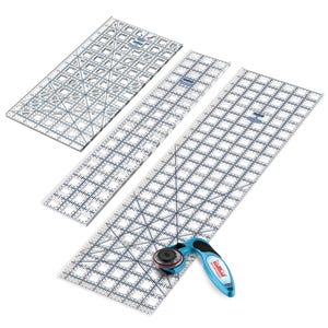 Pode incluir: Um conjunto de réguas de acolchoado em acrílico transparente com marcações de grade e um cortador rotativo azul e preto. As réguas são de vários tamanhos e formatos, projetadas para corte e medição precisos de tecido.
