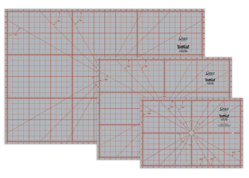Pode incluir: Um conjunto de quatro tapetes de corte TrueCut cinzentos com linhas de grade e marca&ccedil;&otilde;es de &acirc;ngulo vermelhas. Os tapetes s&atilde;o rotulados com a marca Grace e TrueCut Cutting Mat. O tapete maior mede aproximadamente 61 x 91 cm.
