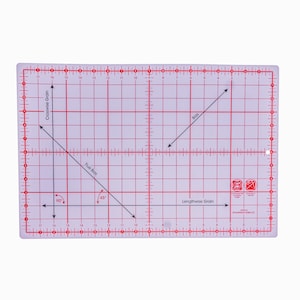 Pode incluir: R&eacute;gua de quilting retangular transparente com linhas e marca&ccedil;&otilde;es vermelhas. A r&eacute;gua apresenta medidas, &acirc;ngulos e etiquetas direcionais como "Crosswise Grain" e "True Bias". &Eacute; projetada para corte de tecido.